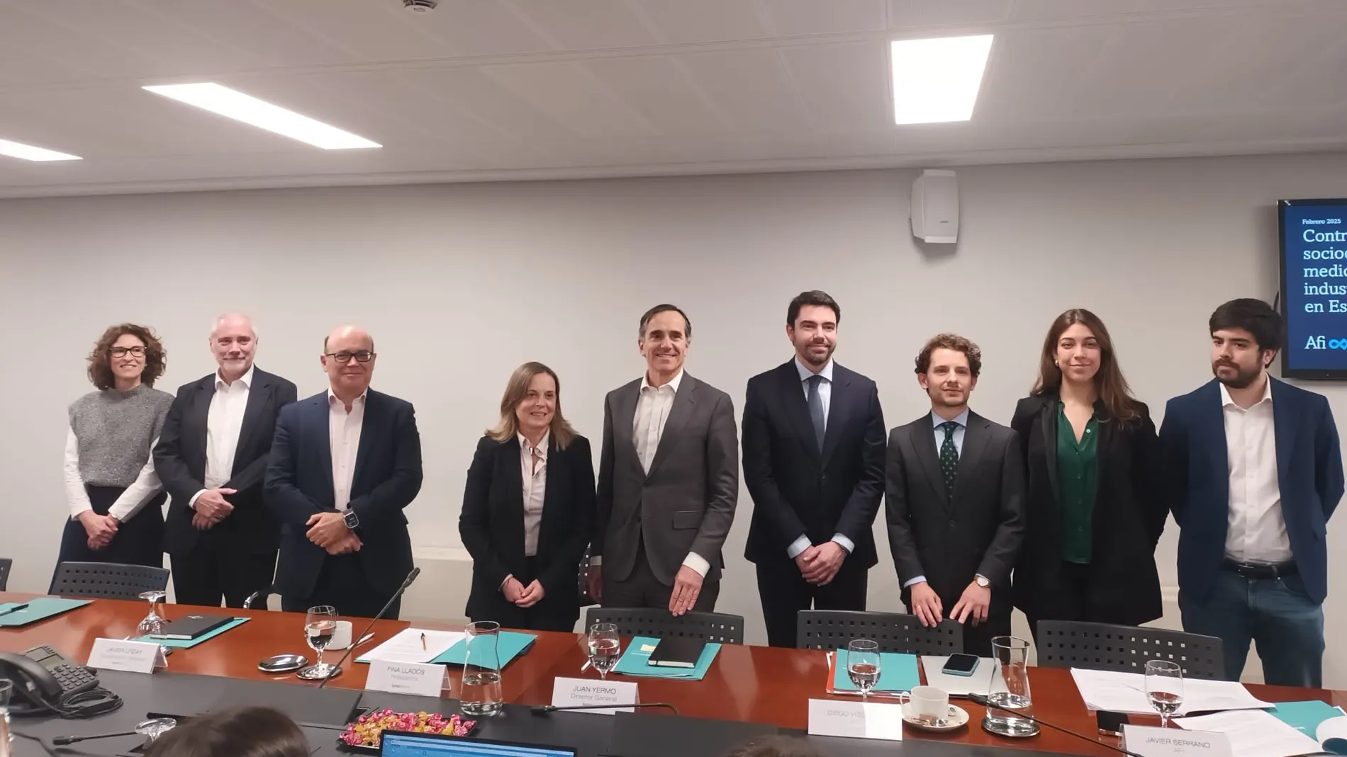 Personal de Farmaindustria y Afi durante la presentación del informe