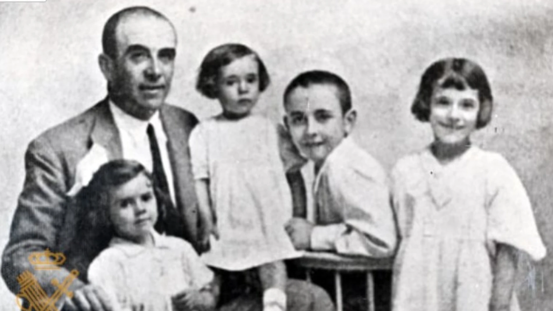Santiago Cortés, con sus cuatro hijos