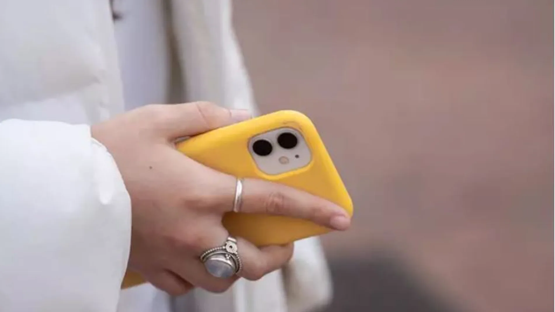 Una mujer con un teléfono móvil