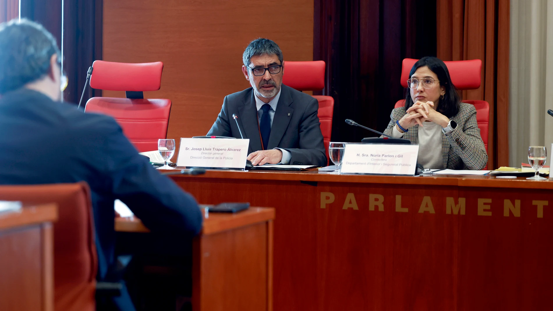 GRAFCAT3581. BARCELONA, 05/02/2025.- La consellera de Interior, Núria Parlon (d), y el director de los Mossos, Josep Lluís Trapero (i), durante su comparecencia en el Parlament donde han informado de las medidas para reforzar la seguridad en el barrio La Mina de Sant Adrià de Besòs (Barcelona), tras una semana negra en la que han muerto asesinadas cinco personas en Cataluña. EFE/Toni Albir