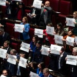 Diputados italianos sostienen en el Parlamento pancartas contra el Gobierno de Giorgia Meloni