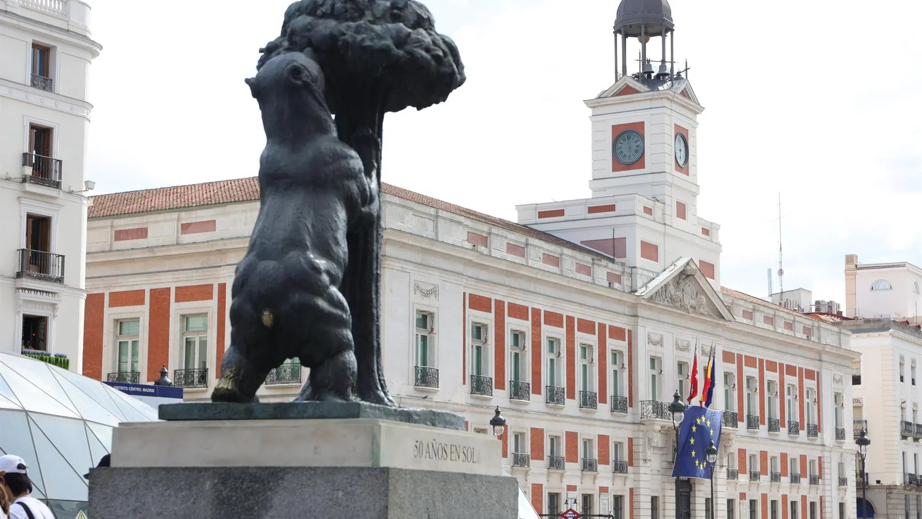 Imagen de la Real Casa de Correos con la estatua del oso y el madroño en primer término