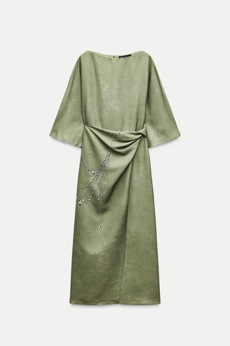 Vestido con cadenas.