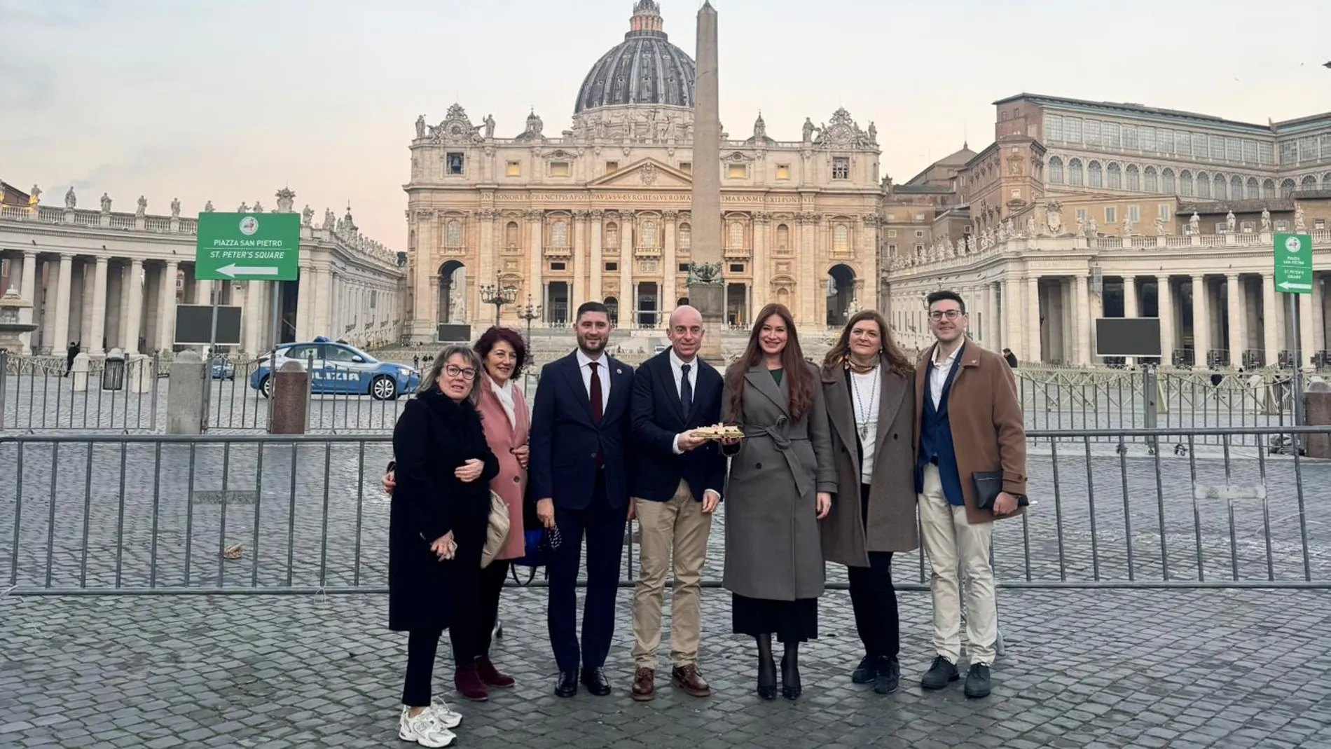 La concejal de Turismo de Peñafiel y diputada provincial , Yolanda Burgoa, junto a miembros de las cofradías como Javier Chicote, Marisol Herrero y Fernando García