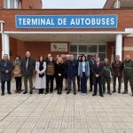 Natalia Flórez visita la terminal de autobuses de El Burgo de Osma junto a Ángel Marinero, Ana Álvarez-Quiñones, Laura Paredes, Yolanda de Gregorio, y Antonio Pardo.