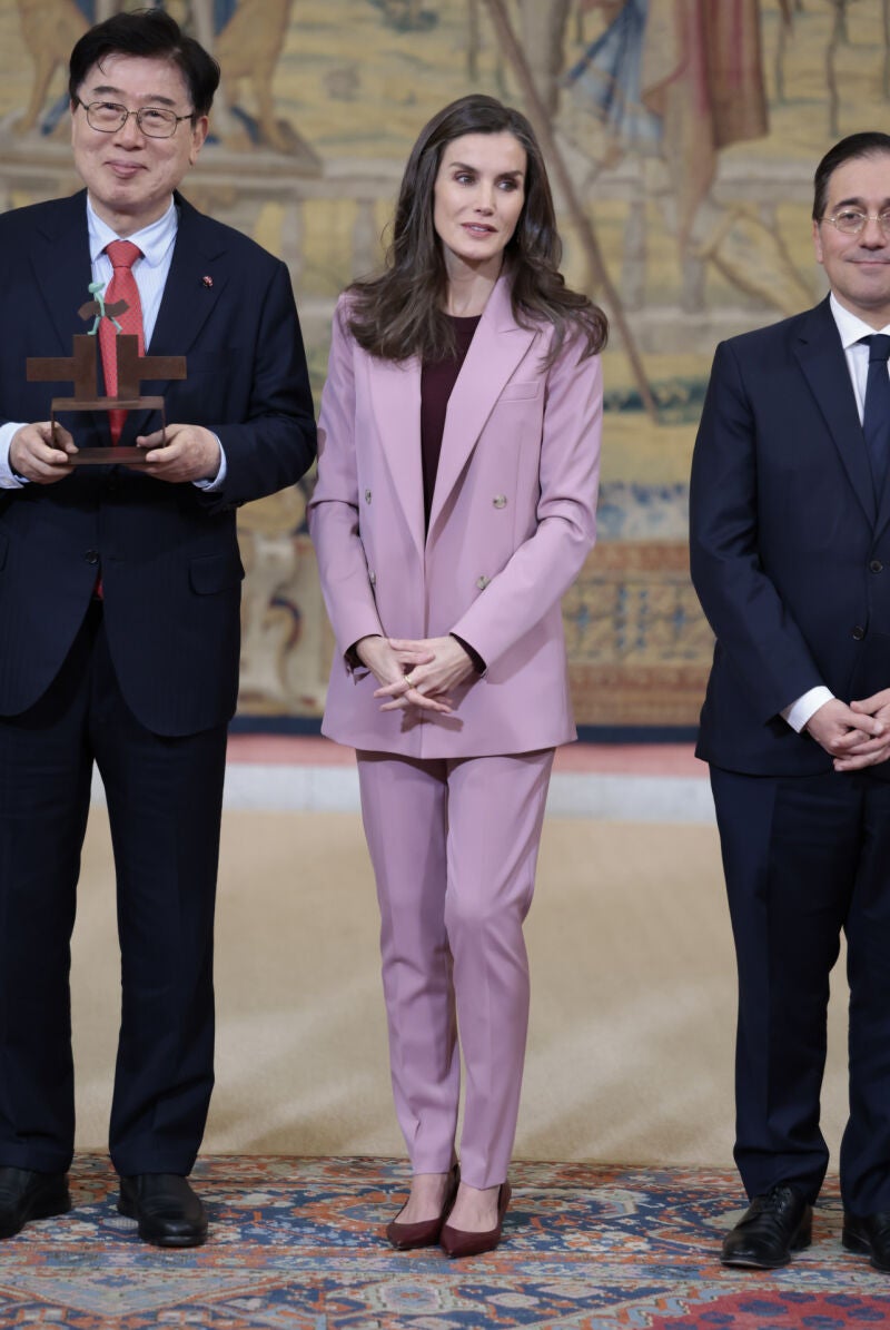 La Reina Letizia con traje rosa y jersey burdeos