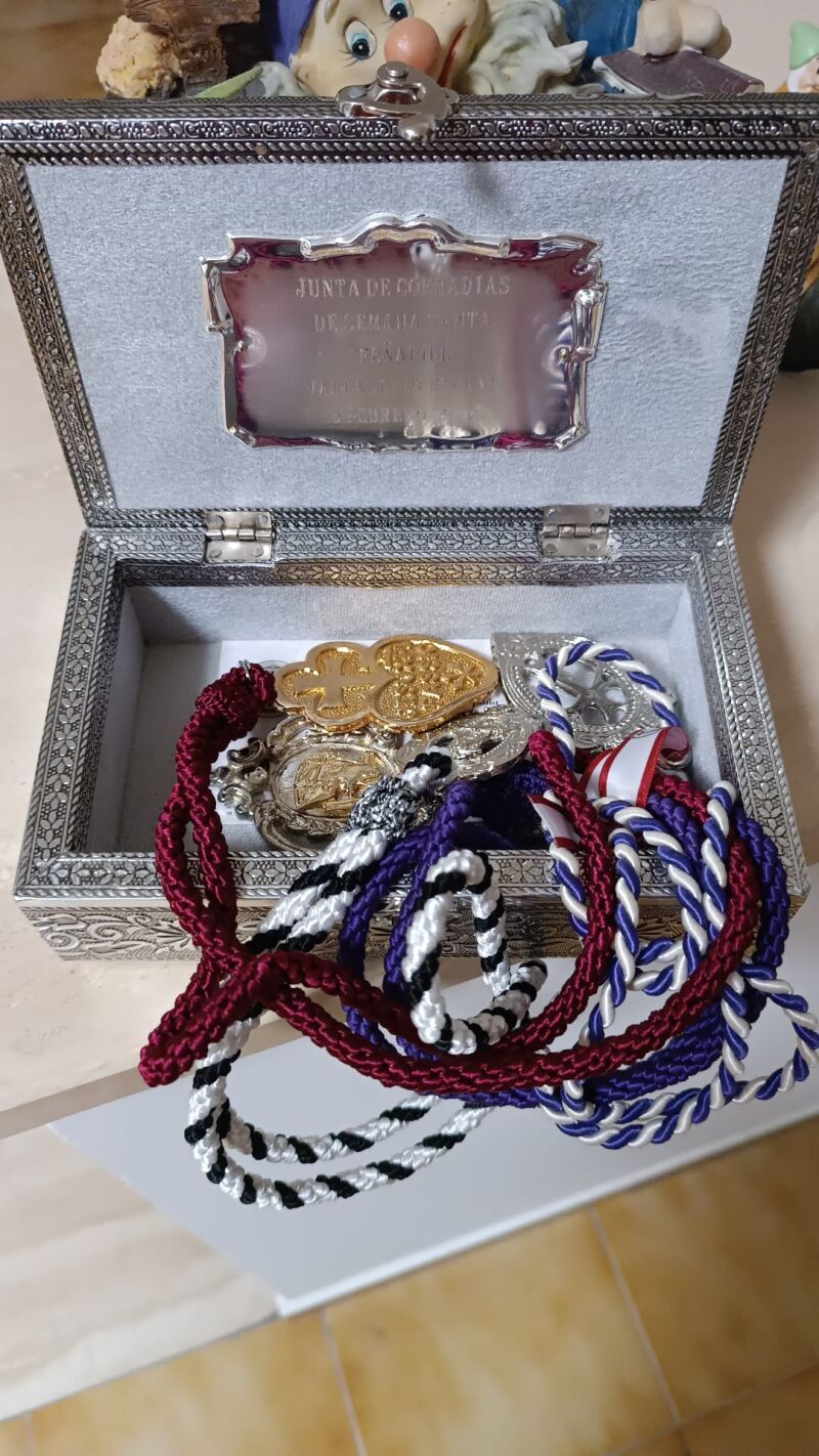 Medallas de la cofradías de Peñafiel que han entregado al Papa
