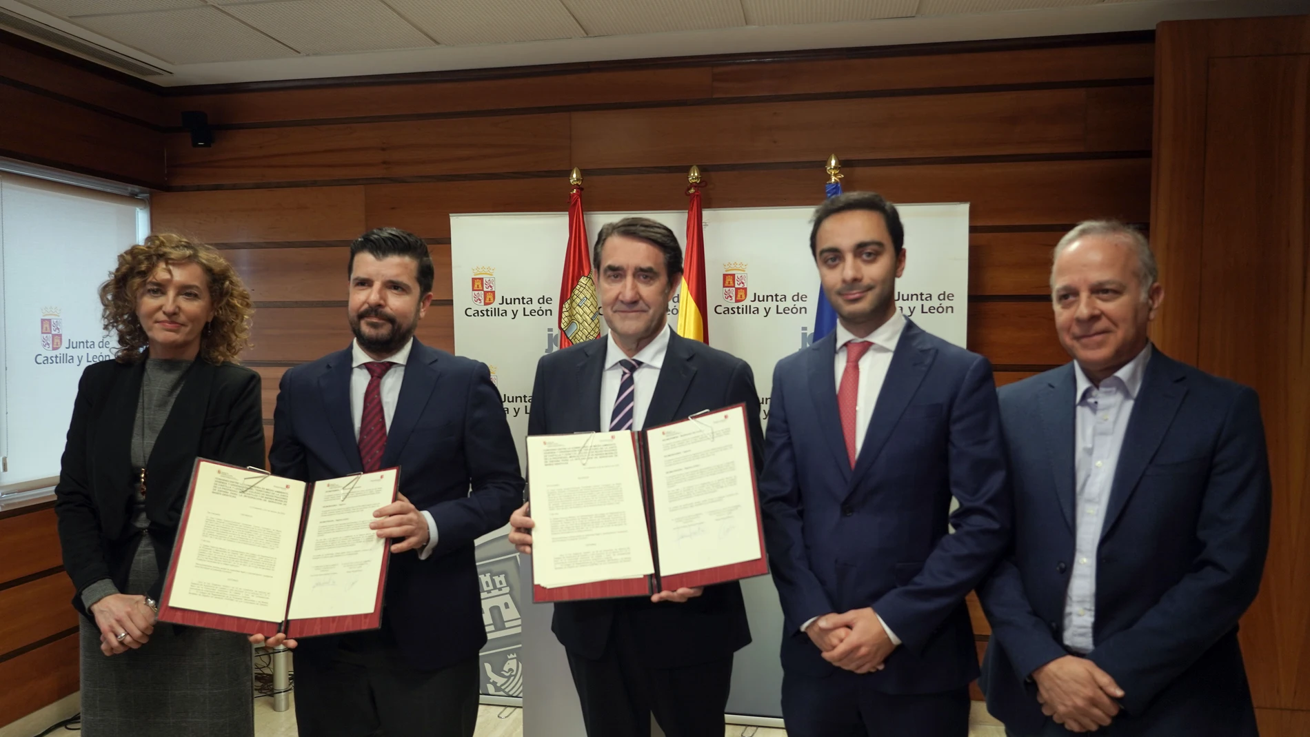 Suárez-Quiñones firma el acuerdo con el presidente del Colegio de Registradores de la Propiedad, Rafael Palencia, en presencia de María Pardo, entre otros