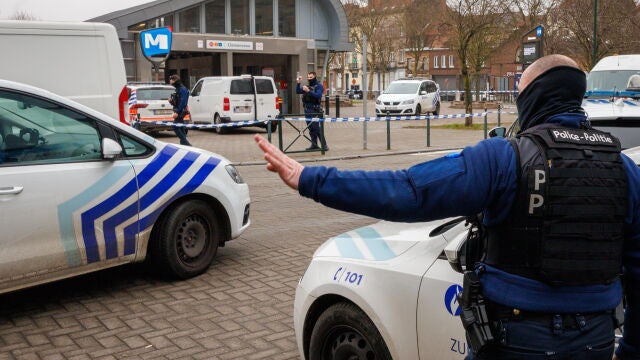 La policía belga busca sospechosos tras un tiroteo en las afueras de la estación de metro de Bruselas