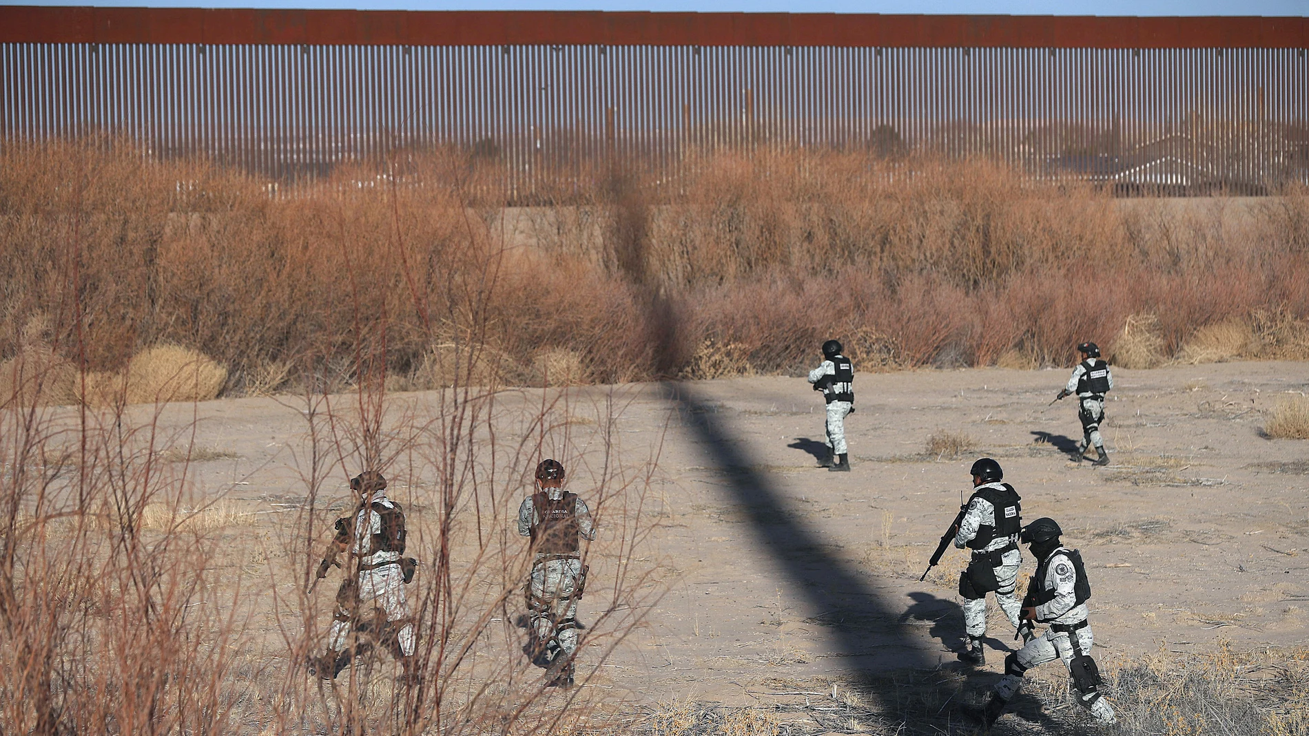 MEX2209. CIUDAD JUÁREZ (MÉXICO), 06/02/2025.- Integrantes del Ejército Mexicano y la Guardia Nacional, desplegaron ayer un operativo conjunto en la línea divisoria fronteriza de Ciudad Juárez en Chihuahua (México). El Ejército Mexicano y la Guardia Nacional comenzaron este jueves su operativo conjunto en la línea divisoria fronteriza de Ciudad Juárez, en cumplimiento de la promesa de la presidenta de México, Claudia Sheinbaum, con presidente de Estados Unidos, Donald Trump, de reforzar las me...