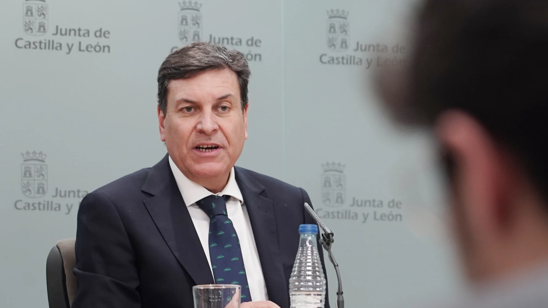 El portavoz de la Junta, Carlos Fernández Carriedo, responde a las preguntas de los periodistas