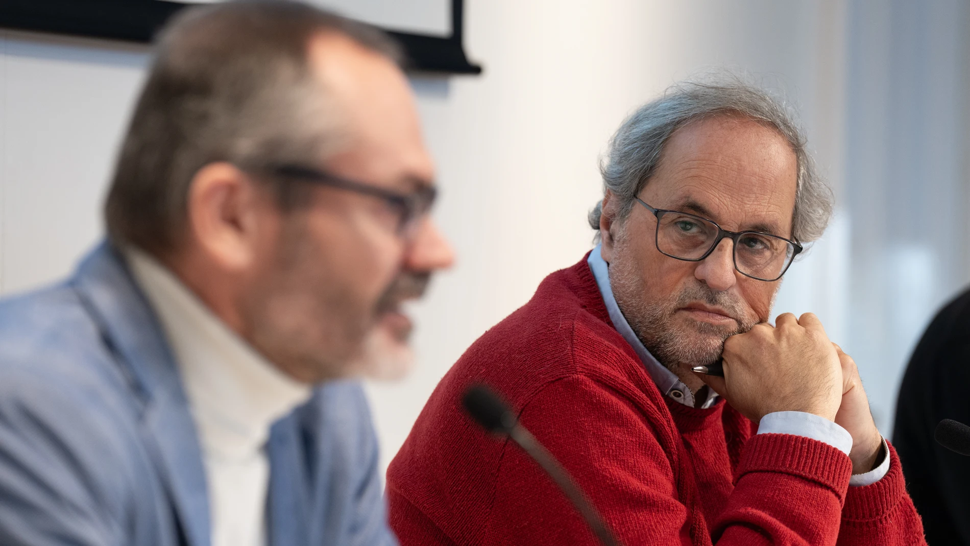 El exvicepresidente primero del Parlament, Josep Costa (i), y el expresidente de la Generalitat, Quim Torra (d), ofrecen una rueda de prensa sobre espionaje político con Pegasus, en el Col·legi de Periodistes de Catalunya, a 6 de febrero de 2025, en Barcelona, Catalunya (España). Quim Torra y Josep Costa han anunciado que han presentado una demanda contra España ante el Tribunal Europeo de Derechos Humanos (TEDH) por las supuestas escuchas a sus comunicaciones a través del 'software' espía Pe...