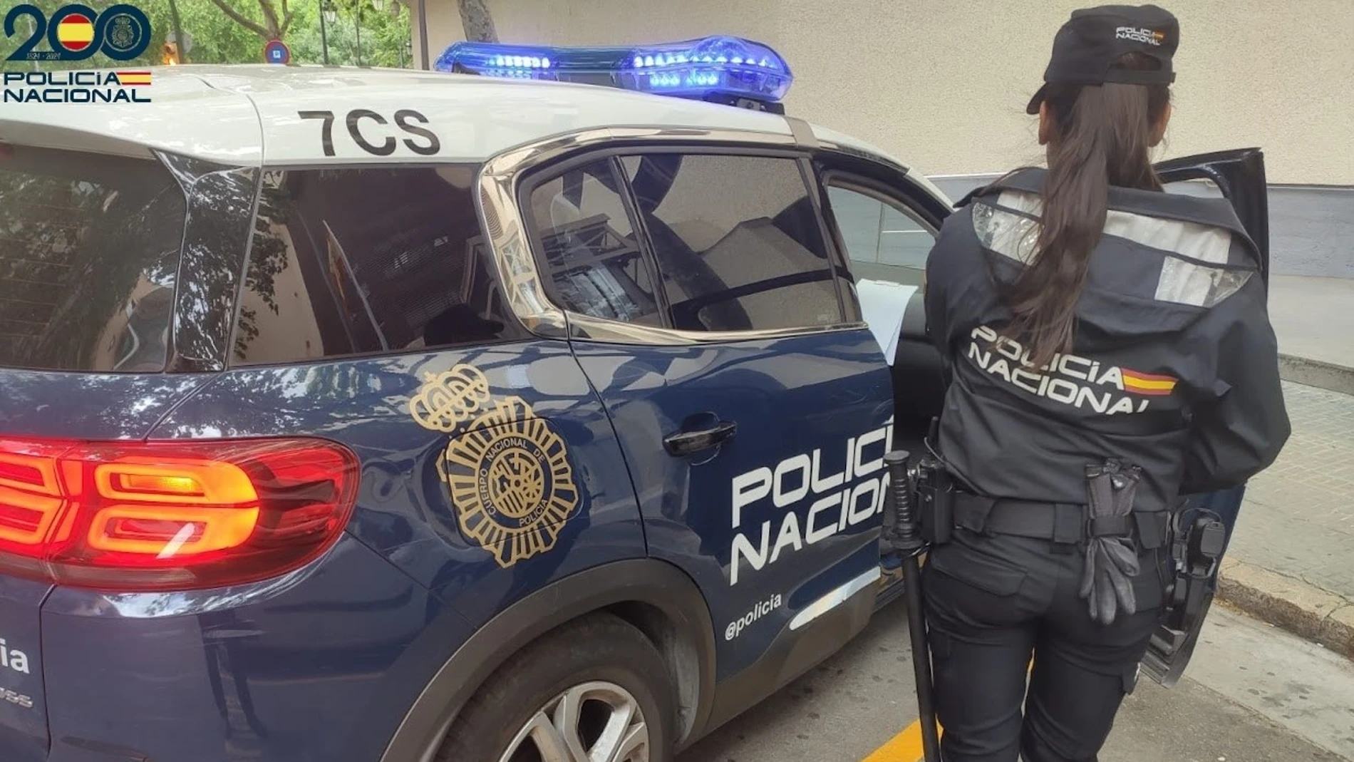 Una agente de la Policía Nacional