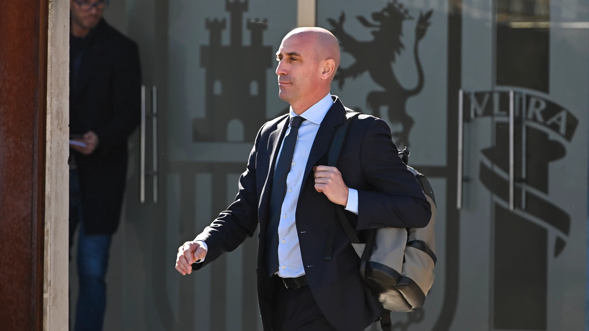 SAN FERNANDO DE HENARES (MADRID), 06/02/2025.- El acusado Luis Rubiales (c), expresidente de la Real Federación Española de Fútbol (RFEF), sale este jueves de la Audiencia Nacional tras asistir a una nueva sesión de su juicio por el beso que dio a Jenni Hermoso tras la final del Mundial de 2023 y que ella ha denunciado que no consintió. EFE/ Fernando Villar