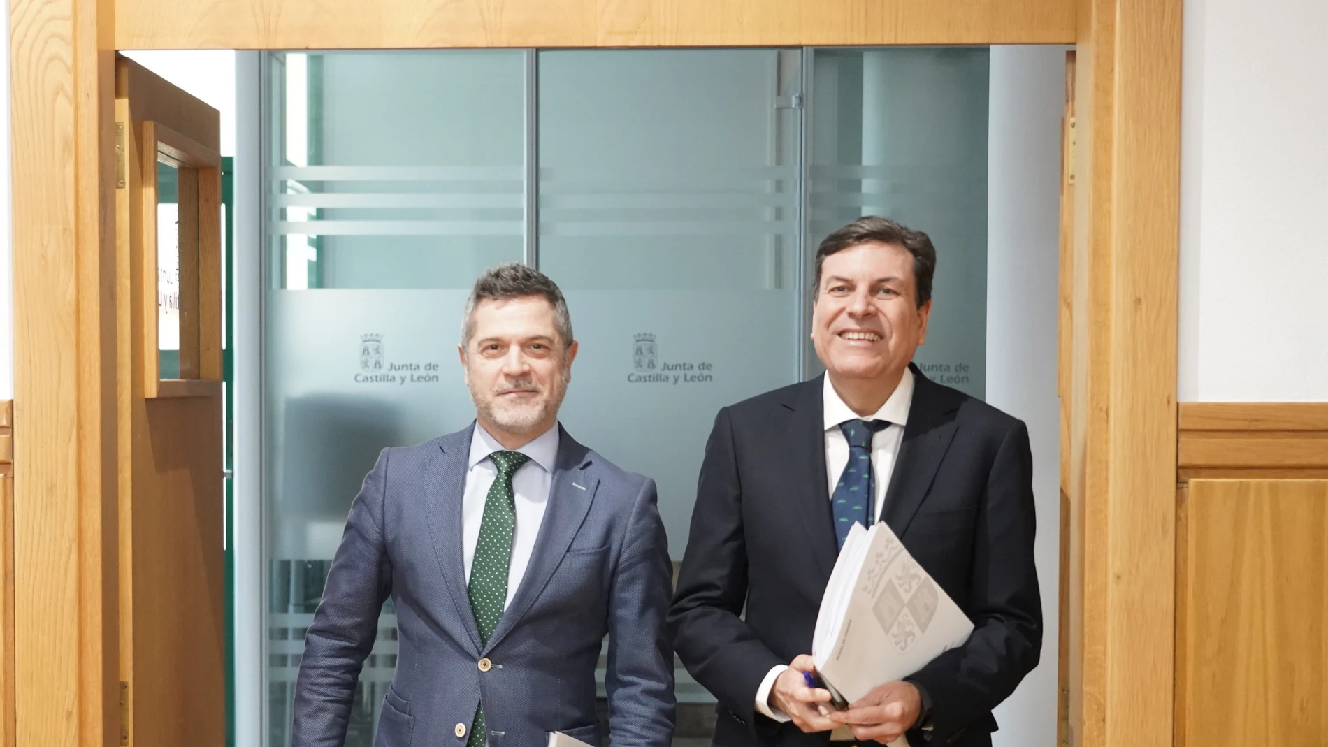El portavoz Carlos Fernández Carriedo y el director de Comunicación de la Junta, Julio López, antes de explicar los acuerdos del Consejo de Gobierno