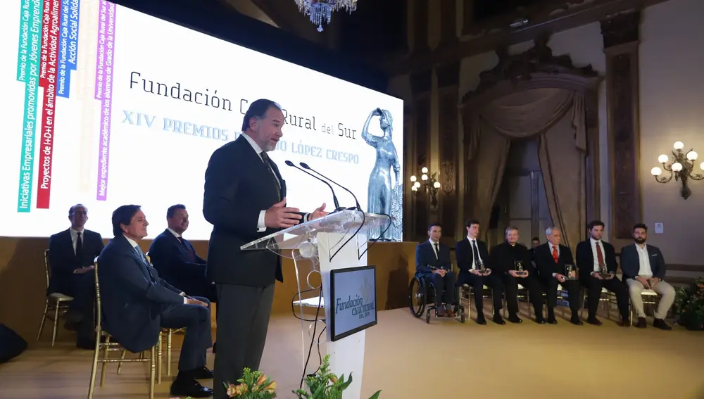 El presidente de Caja Rural del Sur interviene durante el acto de entrega