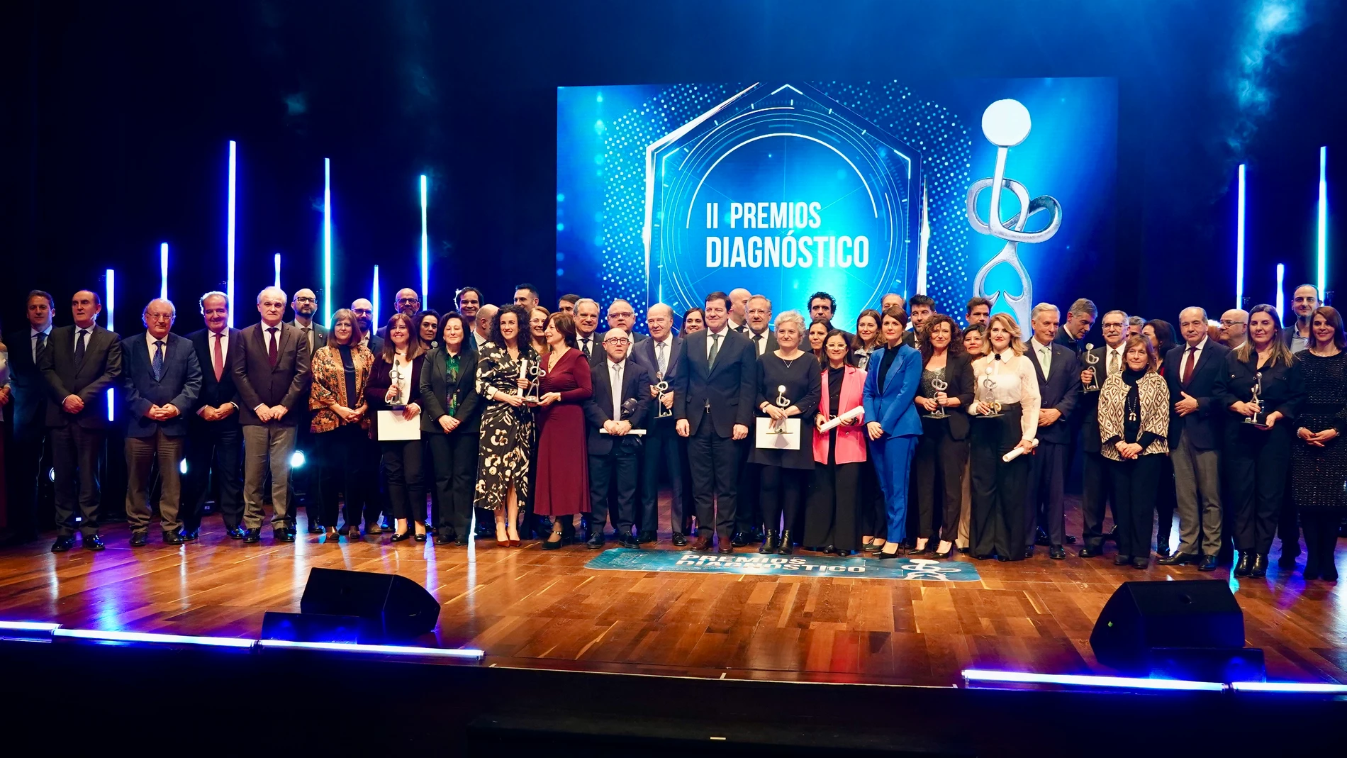Foto de familia de Mañueco y los consejeros Suárez-Quiñones y Alejandro Vázquez con los premiados y Carlos Pollán