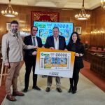 El presidente de la Diputación de Zamora, Javier Faúndez; y el delegado ONCE en Castilla y León, Ismael Pérez, presentan el cupón, junto a el director de Meliza, Francisco Alonso, y la directora de ONCE en Zamora, Anabel Martín