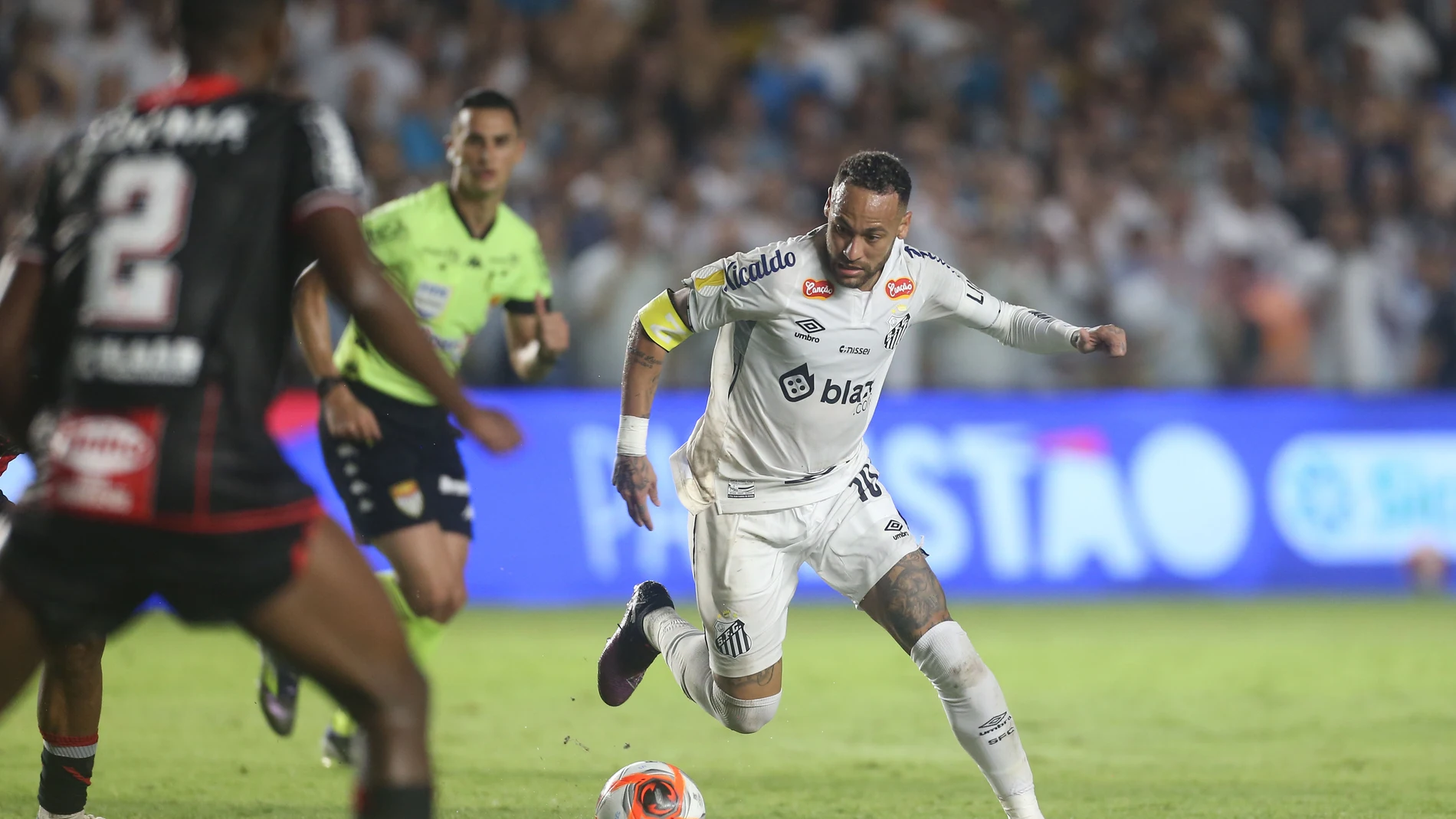 AMDEP1903. SANTOS (BRASIL), 05/02/2025.- Neymar (d) de Santos controla un balón este miércoles, durante un partido del Campeonato Paulista entre Santos y Botafogo RP en el estadio Urbano Caldeira en Santos (Brasil). Neymar, que regresó al Santos brasileño doce años después de haber abandonado el club en el que se formó para iniciar su exitosa carrera en Europa con el Barcelona, mostró destellos del buen fútbol de antaño en sus primeros 45 minutos con el equipo con el que pretende EFE/ Guilher...