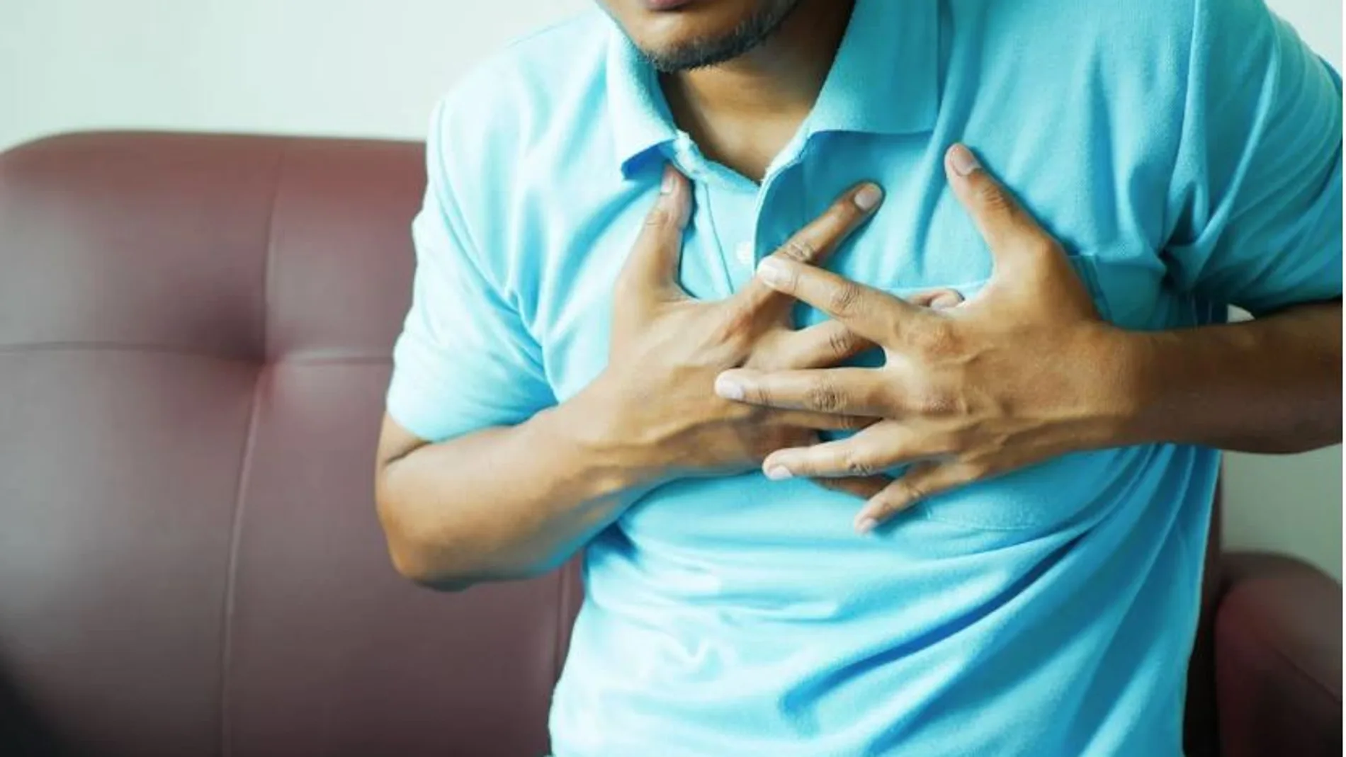 Imagen de banco sobre una persona que muestra signos de problemas respiratorios