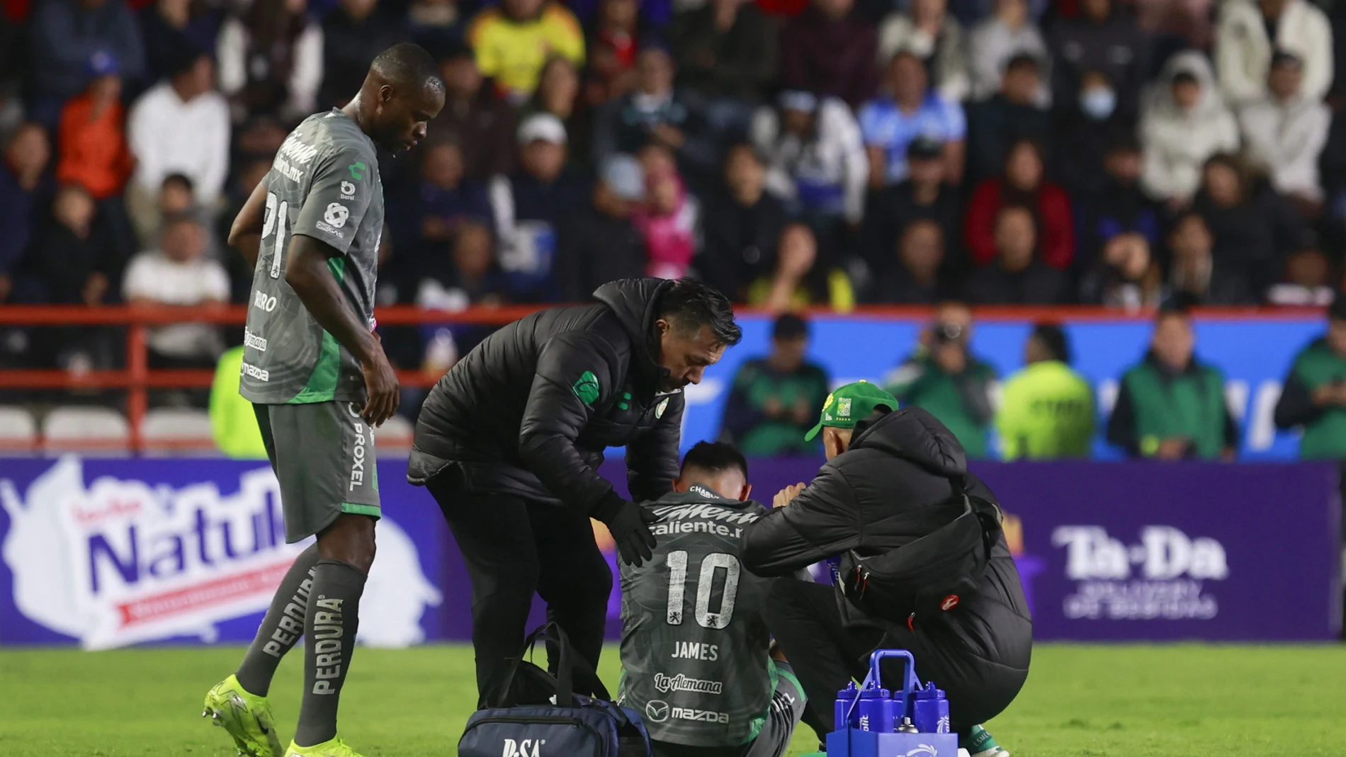 AME7625. PACHUCA (MÉXICO), 06/02/2025.- James Rodríguez (c) de León recibe atención medica este miércoles, en un partido de la primera jornada del Torneo Clausura 2025 de la Liga MX entre el Club de Fútbol Pachuca y Club León, en el estadio Hidalgo en Pachuca (México). EFE /David Martínez Pelcastre