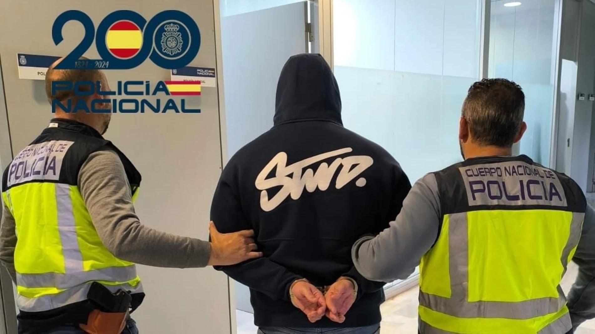 El detenido junto a dos agentes de la Poligía Nacional