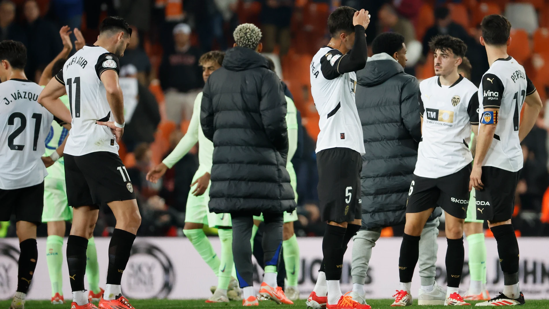 VALENCIA, 06/02/2025.- Los jugadores del Valencia tras el partido de los cuartos de final de la Copa del Rey de fútbol que Valencia CF y FC Barcelona disputaron este jueves en el estadio de Mestalla, en Valencia. EFE/Ana Escobar
