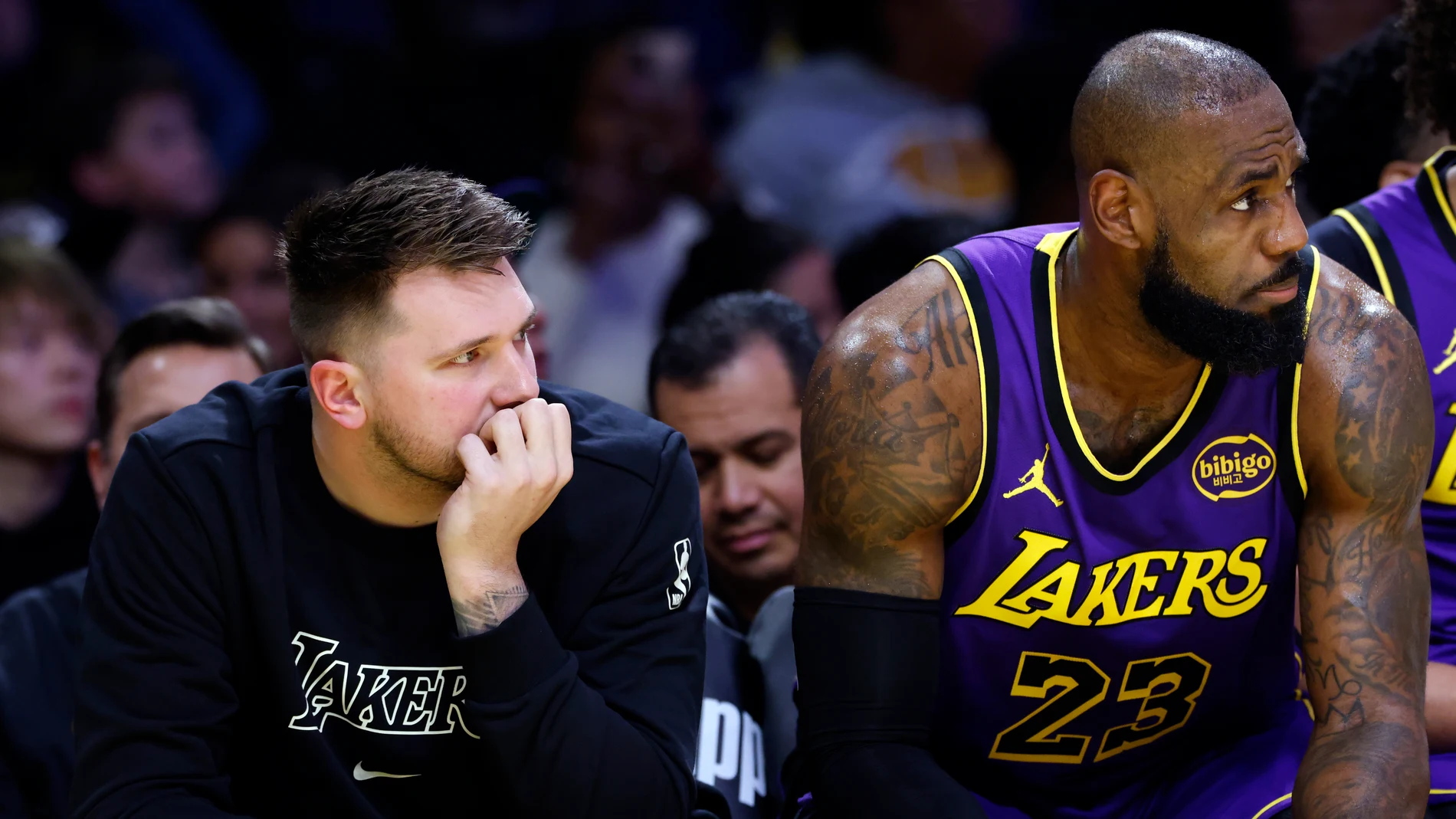LeBron James, junto a Luka Doncic en el banquillo en un instante de tregua en su partido ante los Warriors