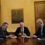 Juan Espadas formaliza su renuncia al escaño en el Parlamento andaluz en presencia del presidente del Parlamento, Jesús Aguirre, y del letrado mayor de la Cámara, Manuel Carrasco