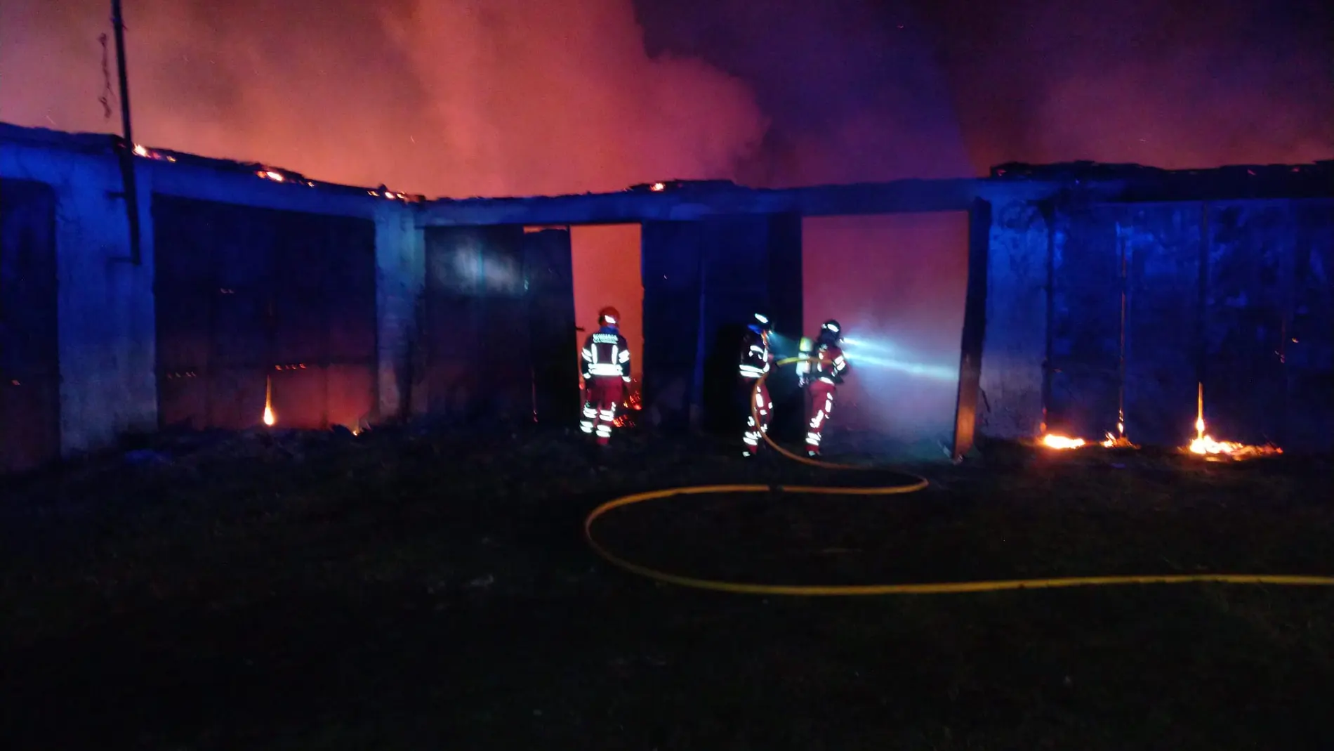 Actuación de los bomberos de Ponferrada nave en la localidad de Viloria