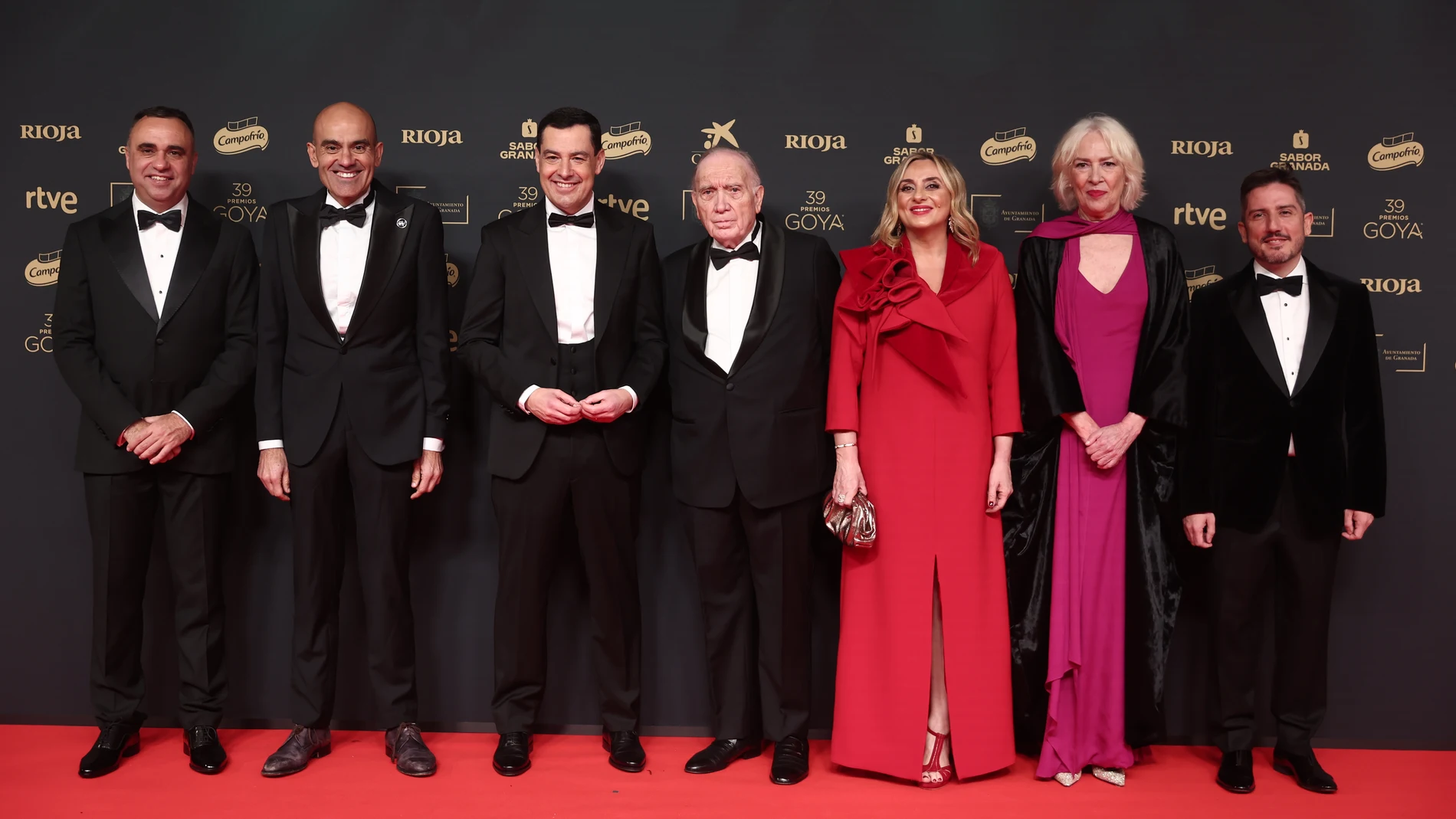El presidente de la Junta de Andalucía, Juanma Moreno (3i) y la alcaldesa de Granada, Marifran Carazo (3d), posan en la alfombra roja de la 39º edición de los Premios Goya, en el Palacio de Exposiciones y Congresos de Granada, a 8 de febrero de 2025, en Granada, Andalucía (España). Los galardones son otorgados de manera anual por la Academia de las Artes y las Ciencias Cinematográficas de España (AACCE) con el objetivo de premiar a los mejores profesionales en cada una de las distintas espec...