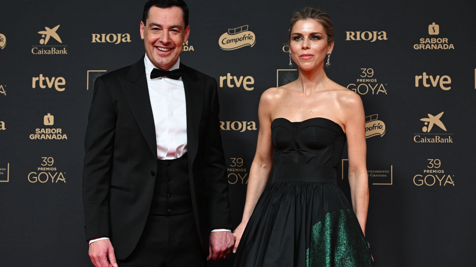 GRANADA, 08/02/2025.- El presidente de la Junta de Andalucía, Juanma Moreno, y su esposa Manuela Villena López, en la alfombra roja de la 39 edición de los Premios Goya de la Academia de Cine que se celebra este sábado en el Palacio de Congresos y Exposiciones de Granada. EFE/ Miguel Ángel Molina
