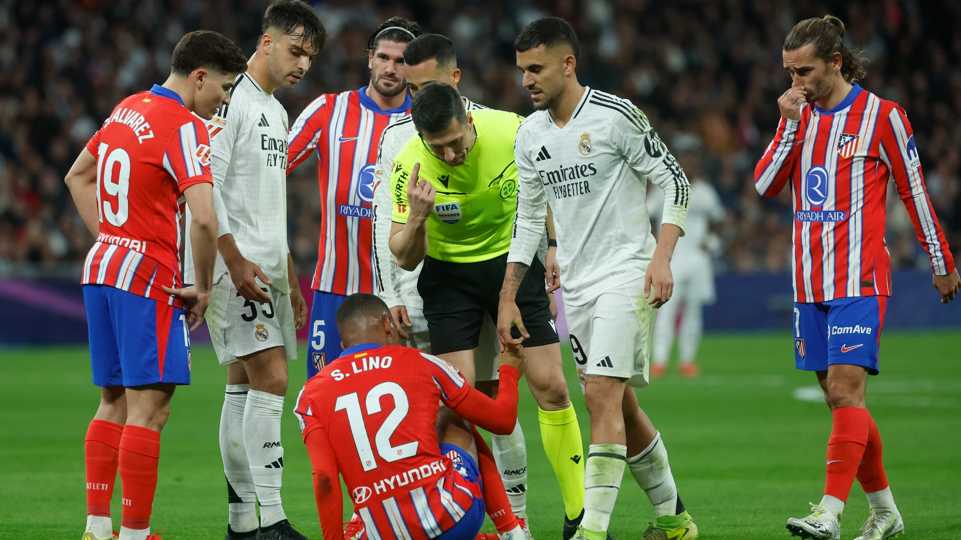MADRID, 08/02/2025.- El delantero brasileño del Atlético de Madrid, Samuel Lino, se duele tras sufrir una entrada durante el partido de LaLiga de fútbol que Real Madrid y Atlético de Madrid disputan este sábado en el estadio Santiago Bernabéu. EFE/Juanjo Martín.