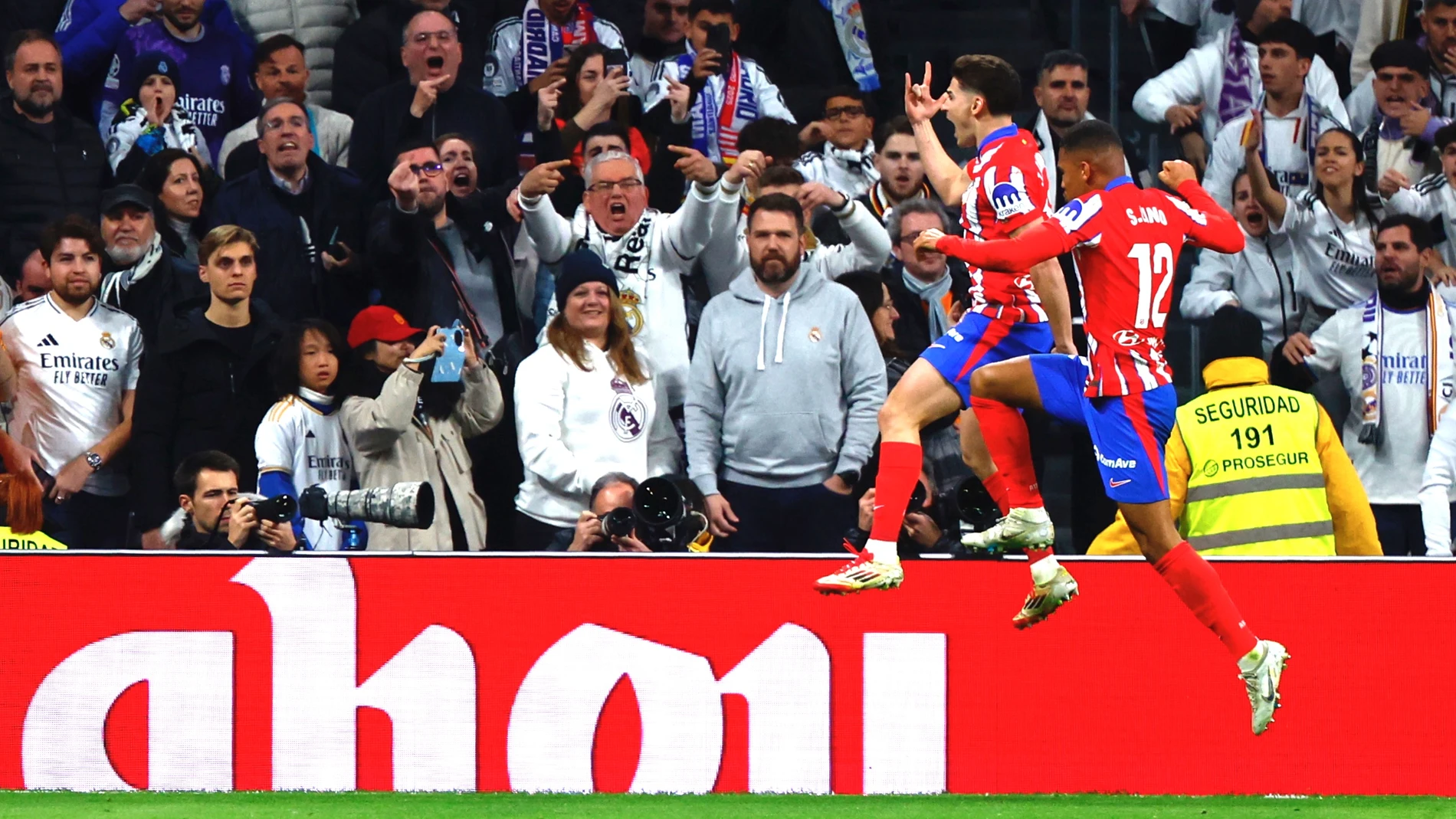 Encuentro de liga entre el Real Madrid y al Atletico de Madrid. © Jesús G. Feria.