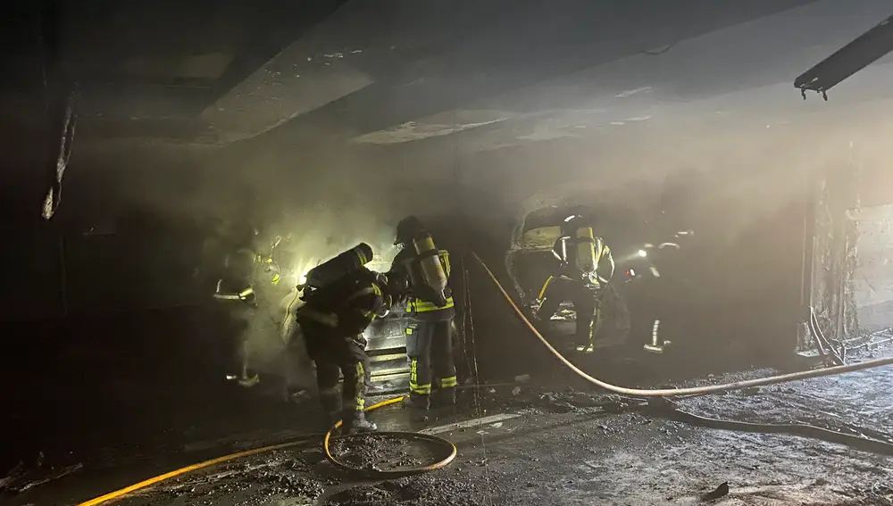 Los bomberos en el interior del aparcamiento