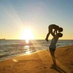 El guardia civil Miguel Ángel -Geas de la guardia civil asesinado en Barbate- y su hija Carmen en su lugar favorito, la playa de Santi Petri.