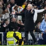Ancelotti se queja durante el partido entre el Real Madrid y el Atlético