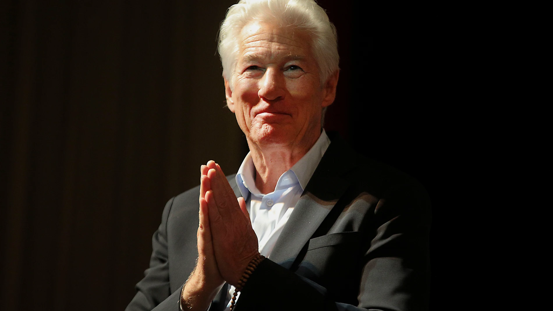 GRANADA, 08/02/2025.- El actor Richard Gere, premio Goya internacional, durante un coloquio con el público en el Teatro Isabel La Católica, este sábado, en Granada. EFE/ Pepe Torres