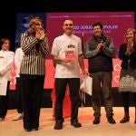 El chef portugués Diego Duarte, con el premio que le entregaba la viceconsejera Mar Sancho