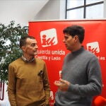 Antonio Maíllo conversa con Juan Gascón antes de presentar la iniciativa