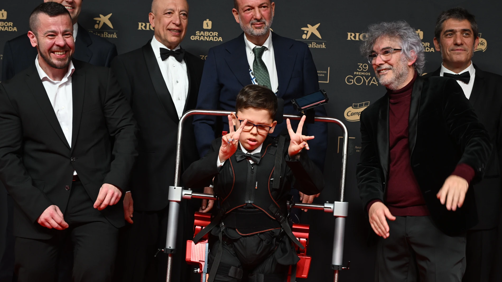 GRANADA, 08/02/2025.- El joven Jorge Alejo que utiliza un exoesqueleto para caminar posa con el equipo de la película 'Búffalo Kids" en la alfombra roja de la 39 edición de los Premios Goya de la Academia de Cine que se celebra este sábado en el Palacio de Congresos y Exposiciones de Granada. EFE/ Pepe Torres