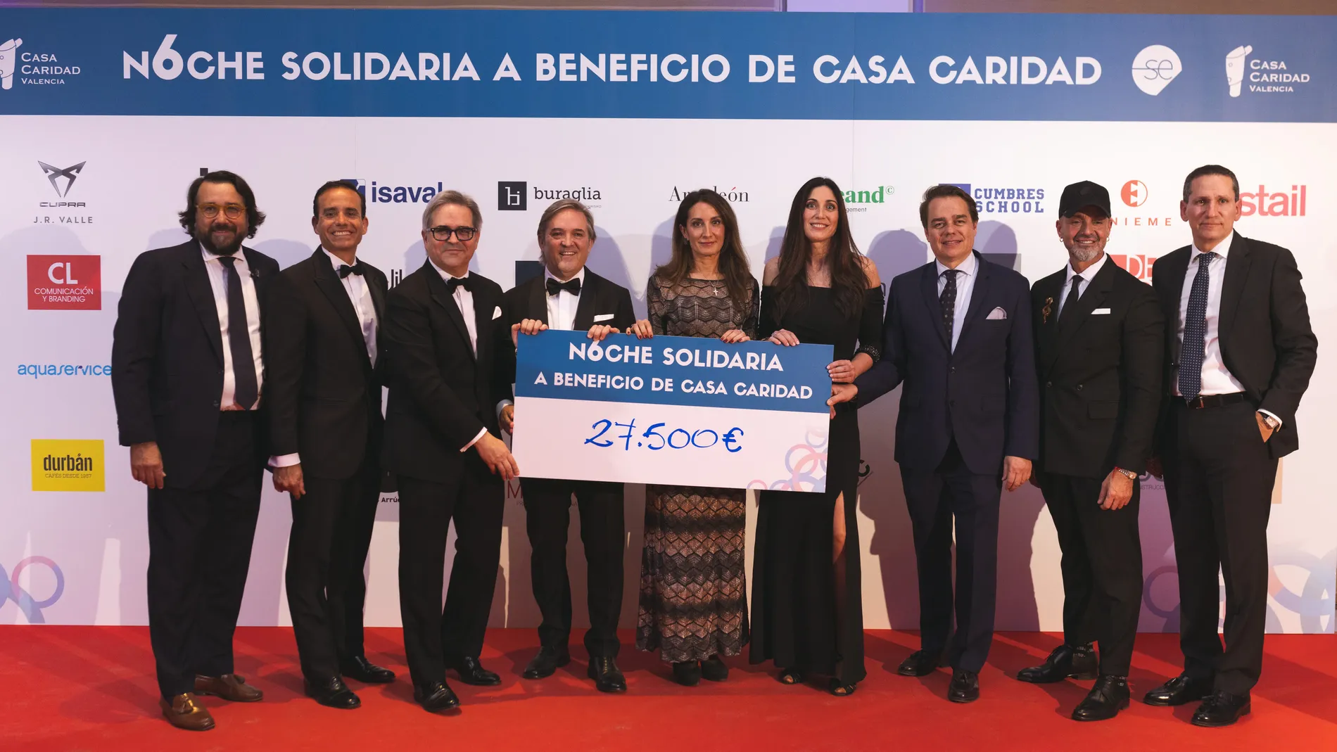 Entrega del cheque a Casa Caridad