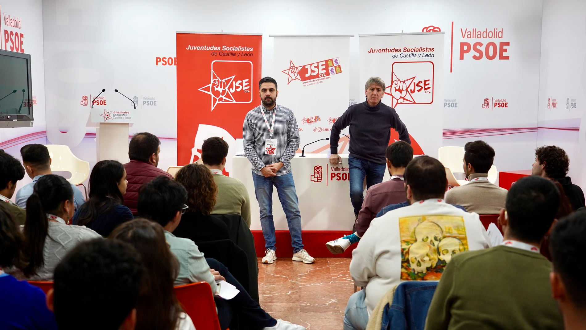 El secretario general electo del PSOECyL, Carlos Martínez, y el secretario general electo de las Juventudes Socialistas de Castilla y León, Diego Vallejo, mantienen un encuentro con Juventudes Socialistas de Castilla y León.