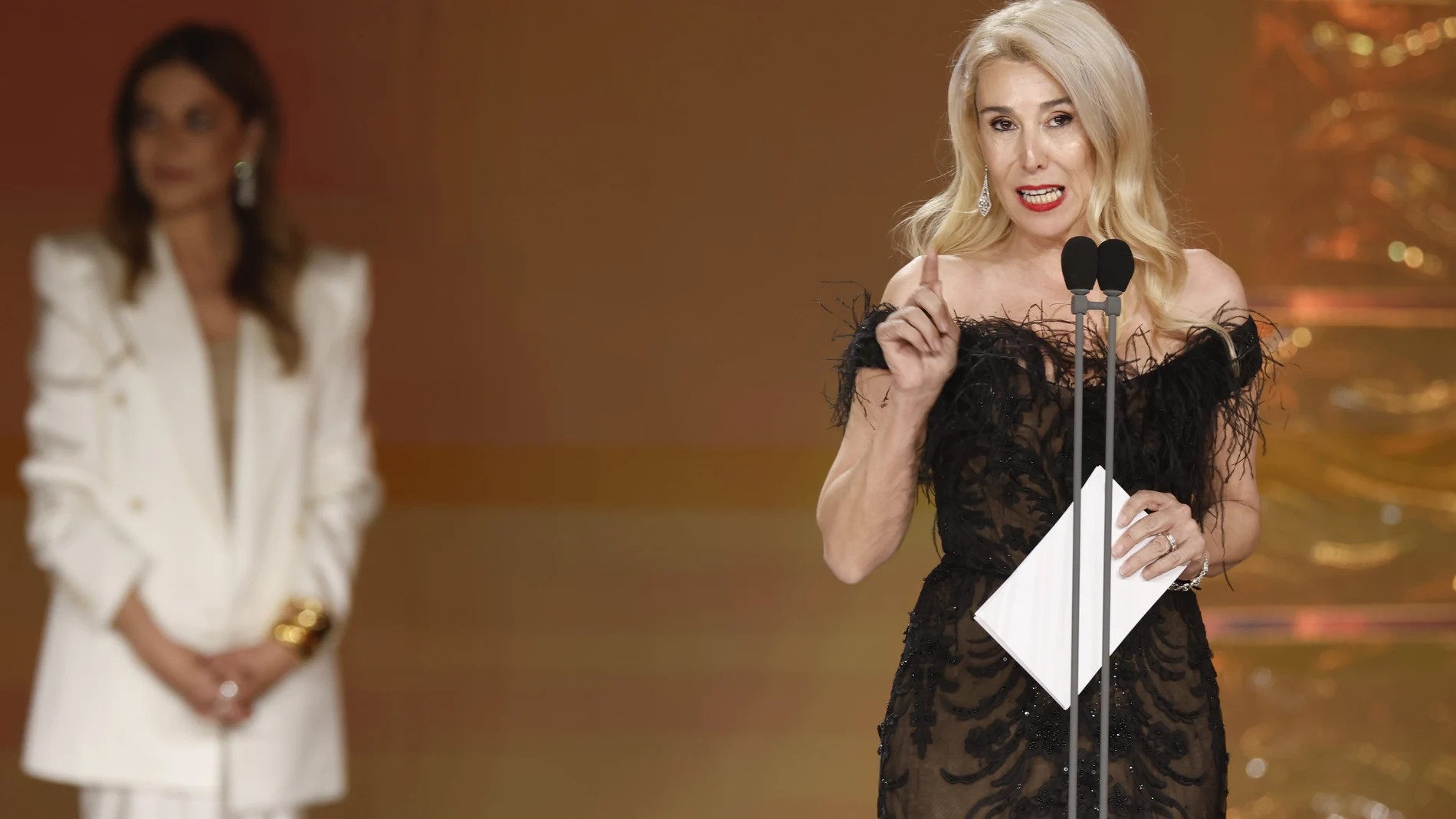 a productora María Luisa Gutiérrez (d) pronuncia unas palabras tras ganar el Goya a la mejor película por "La infiltrada", en la 39 edición de los Premios Goya de la Academia de Cine que se celebra este sábado en el Palacio de Congresos y Exposiciones de Granada.