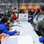 Ecuatorianos residentes en España votan en las Elecciones Generales de Ecuador 2025
