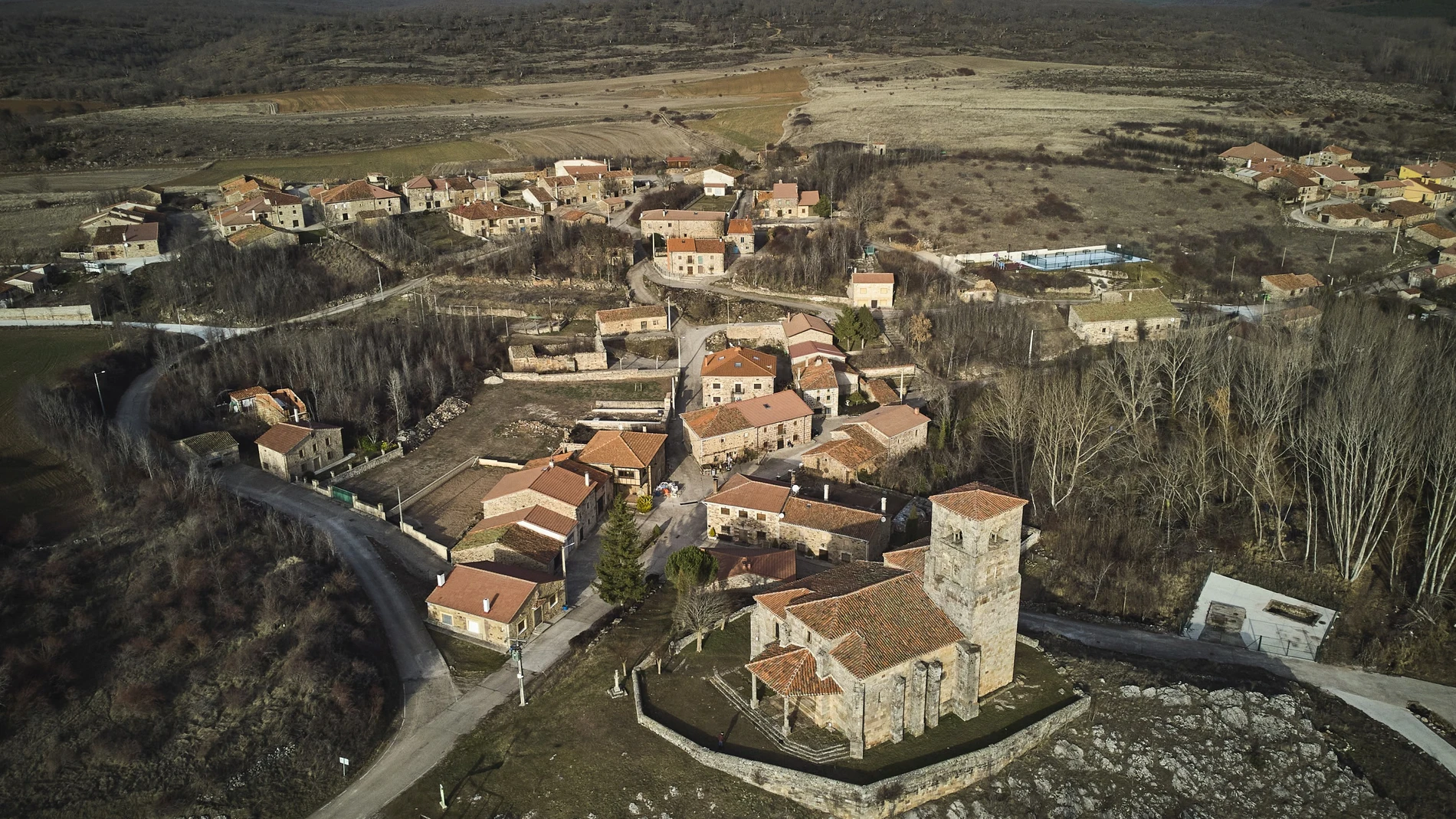 Reportaje en el pueblo burgalés de Jaramillo Quemado, una de las poblaciones de España con menor censo de población. Sus vecinos preparan el colegio electoral días antes de la celebración de las elecciones autonómicas de Castilla y León.