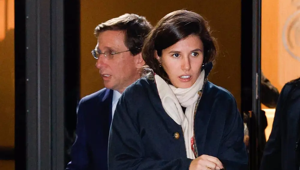 José Luis Martínez-Almeida y Teresa Urquijo disfrutan del derbi