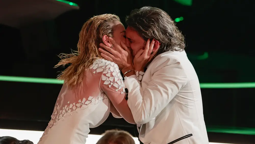 Salva Reina y Kira Miró en los Premios Goya 2025.
