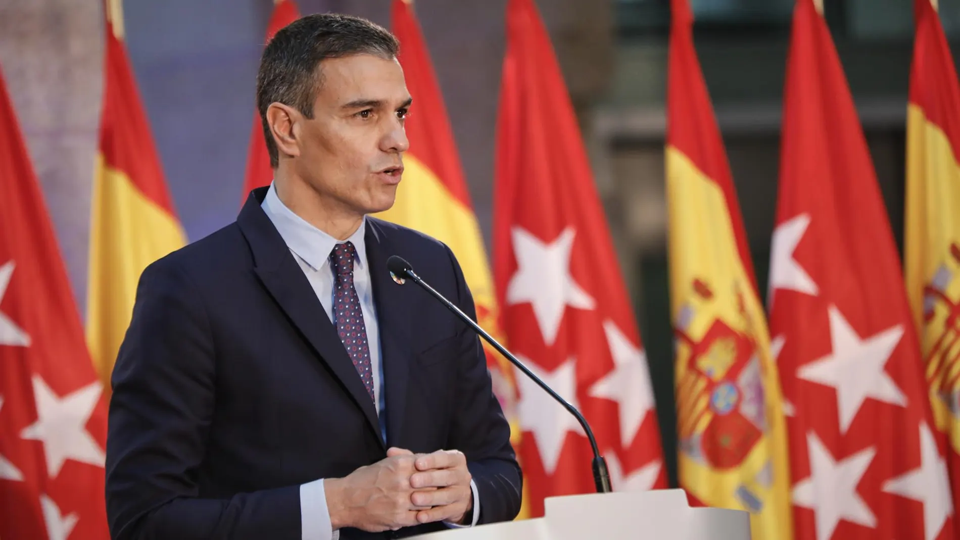 Pedro Sánchez durante la "cumbre de las banderas" en Sol en 2020