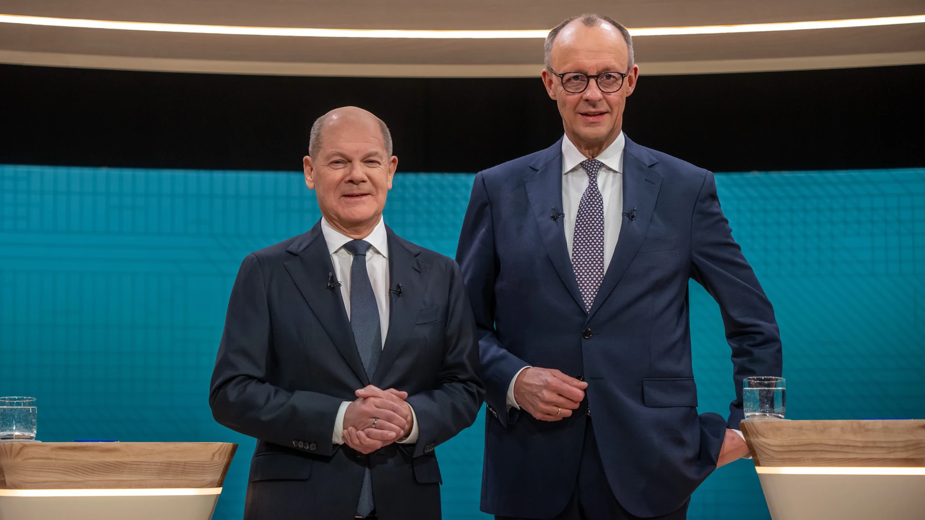 BERLIN (Germany), 09/02/2025.- Incumbent German Chancellor and Social Democratic Party (SPD) leader Olaf Scholz (L) and Christian Democratic Union (CDU) leader Friedrich Merz (R) pose for a picture before their TV debate in Berlin, Germany, 09 February 2025. Germany will hold early federal elections on 23 February 2025. (Elecciones, Alemania) EFE/EPA/MICHAEL KAPPELER / POOL